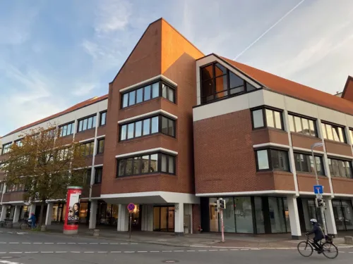 Ein Gebäude von außen.